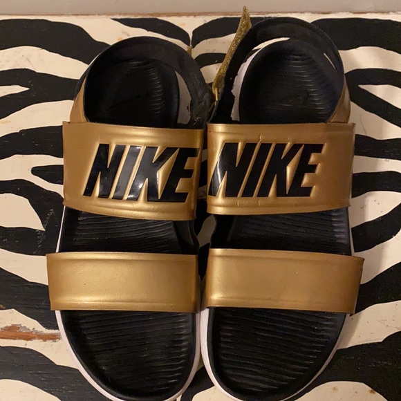 Gold Nike sandals - Picture 2 of 3